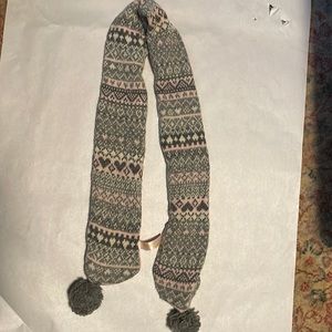 Accessories Angles girl scarfing